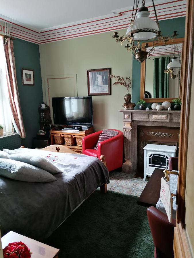 Maison D'Hote Les Notes Endormie Chambre Secrete Berzee Kültér fotó